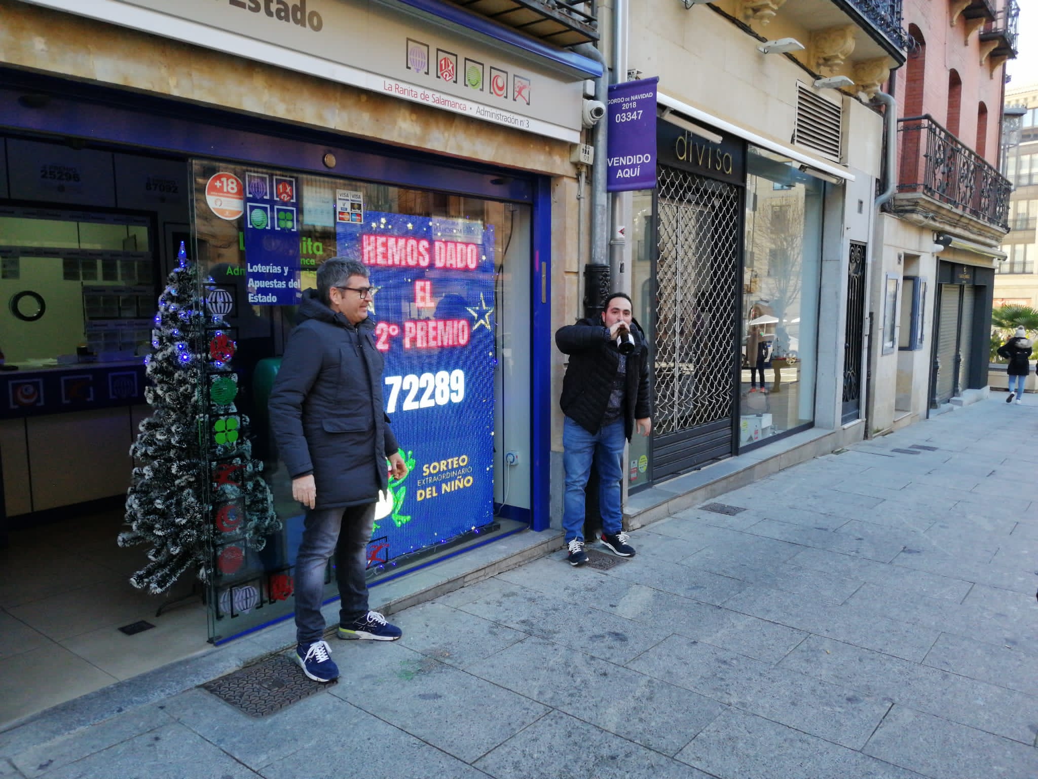 Los felices administradores de la Ranita de Salamanca, que han dado el 2º premio del sorteo del Niño. 