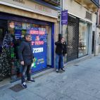 Los felices administradores de la Ranita de Salamanca, que han dado el 2º premio del sorteo del Niño. Los felices administradores de la Ranita de Salamanca, que han dado el 2º premio del sorteo del Niño.