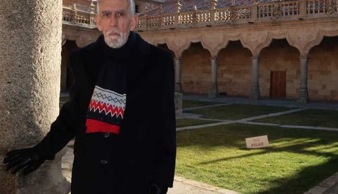 Jesús García, profesor de Historia en el IES Fray Luis de León, en el Patio de Escuela, primera sede del instituto.