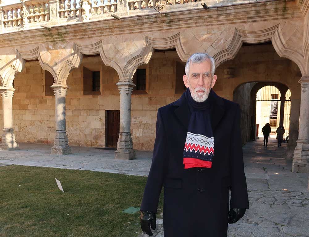 Jesús García, profesor de Historia en el IES Fray Luis de León, en el Patio de Escuela, primera sede del instituto.