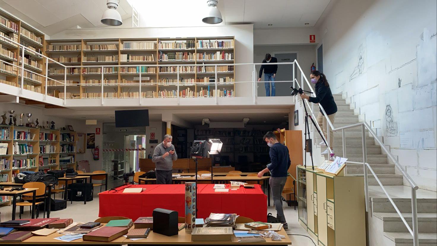 En la biblioteca del IES Fray Luis de León durante el rodaje del documental. 