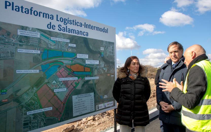 El alcalde, Carlos García Carbayo, y la consejera de Movilidad, María González Corral. (Ical)
