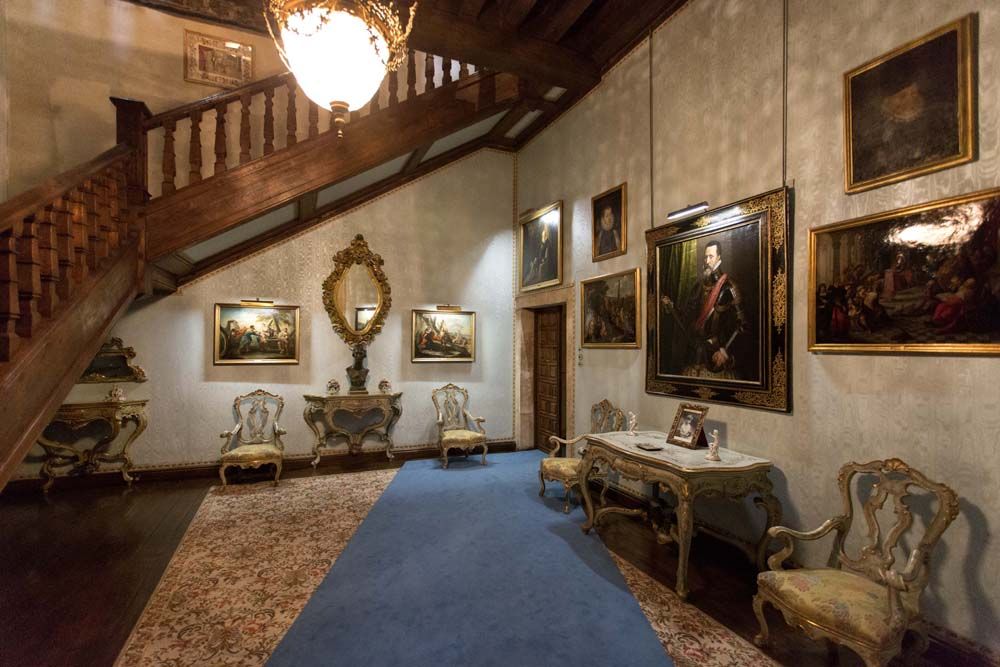 Las escaleras del Palacio de Monterrey con el retrato del Gran Duque de Alba