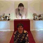 Jean Claude Cubino frente a su exposición La llamada encendida Jean Claude Cubino frente a su exposición La llamada encendida