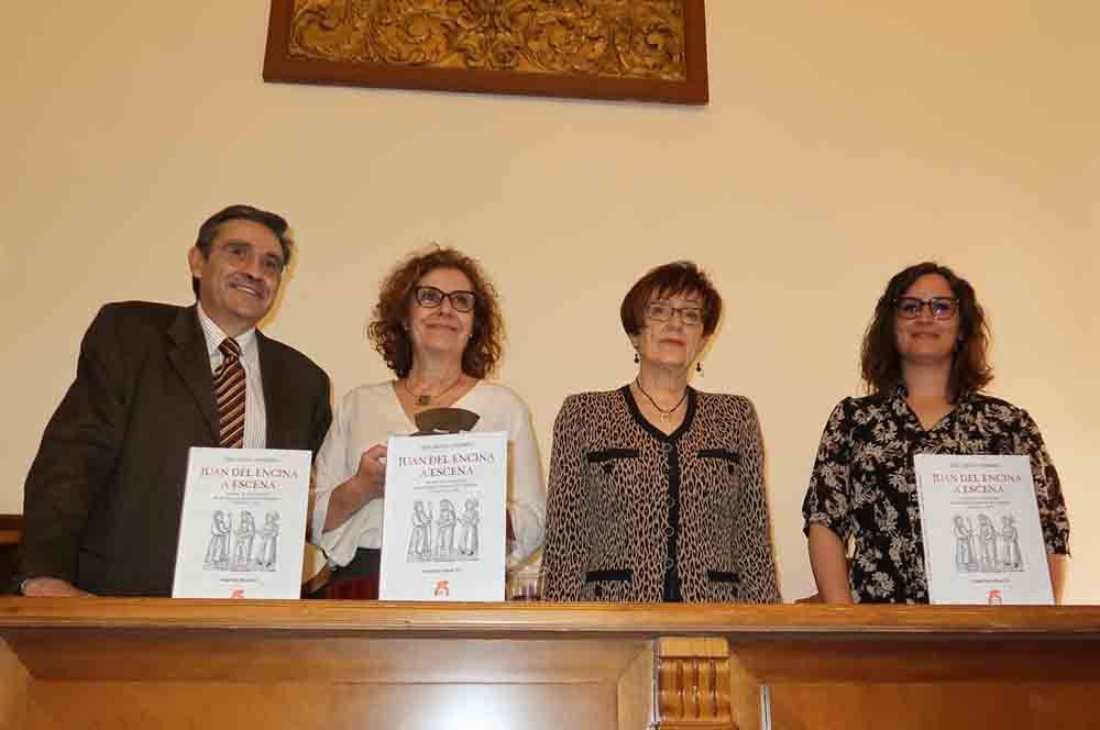 Sara Sánchez, primer por la derecha, ganadora del premio Villar y Macías, de CES