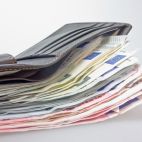 Una cartera con dinero. Imagen de Michael Schwarzenberger en Pixabay