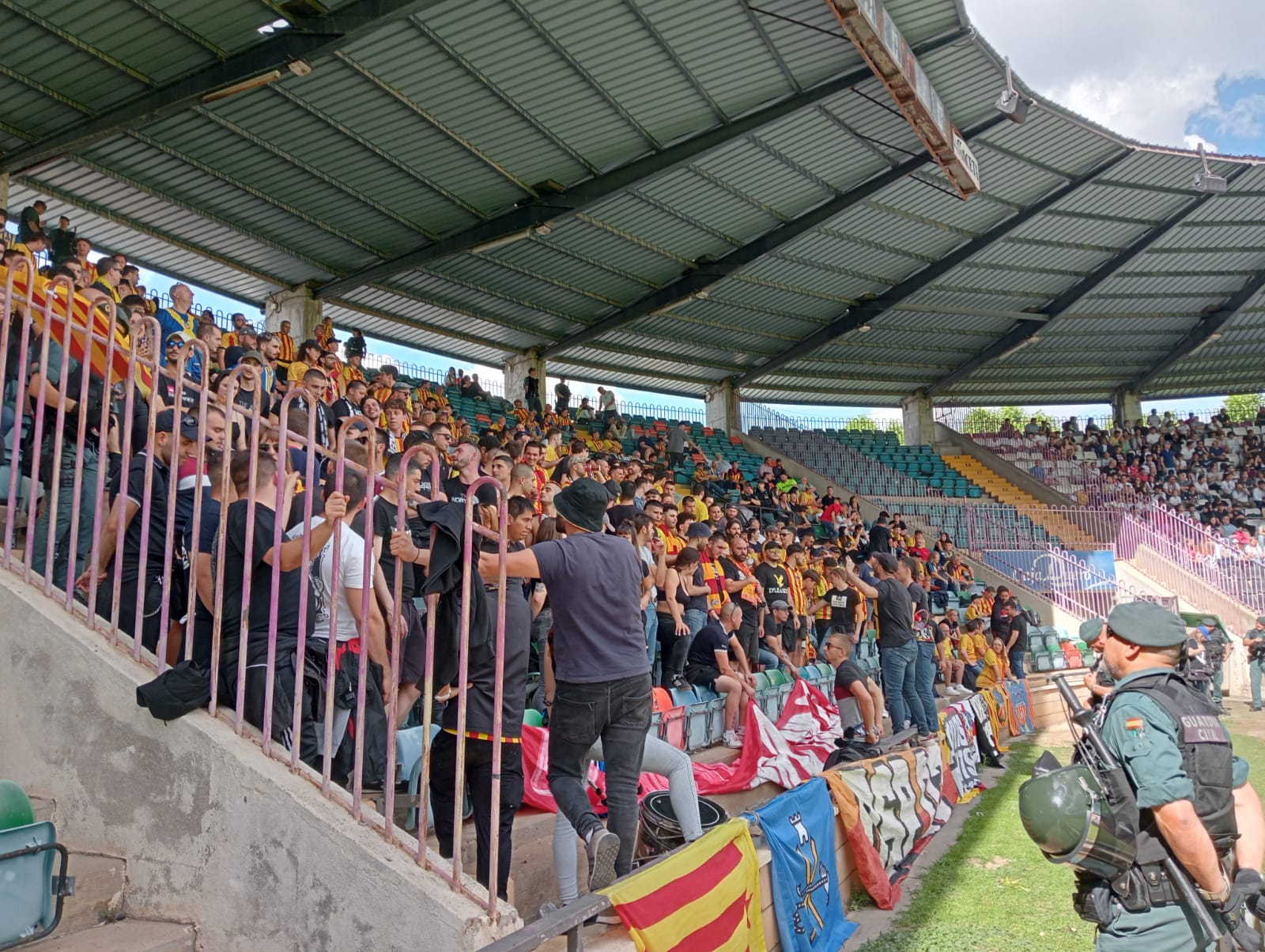 Miles de aficionados apoyan a la UDS Salamanca en el Helmántico.