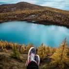 Una persona contemplando un lago. Pixabay. 