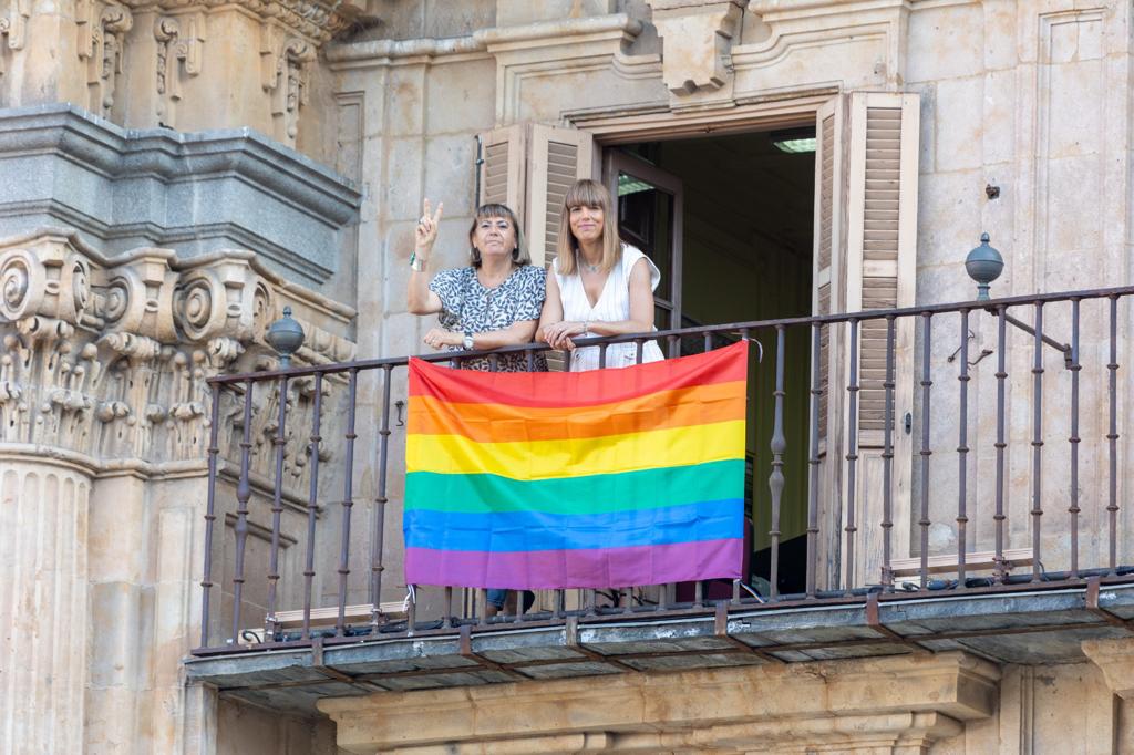 María García y María Sánchez, concejalas del PSOE en el Ayuntamiento de Salamanca, en los balcones del grupo socialista.