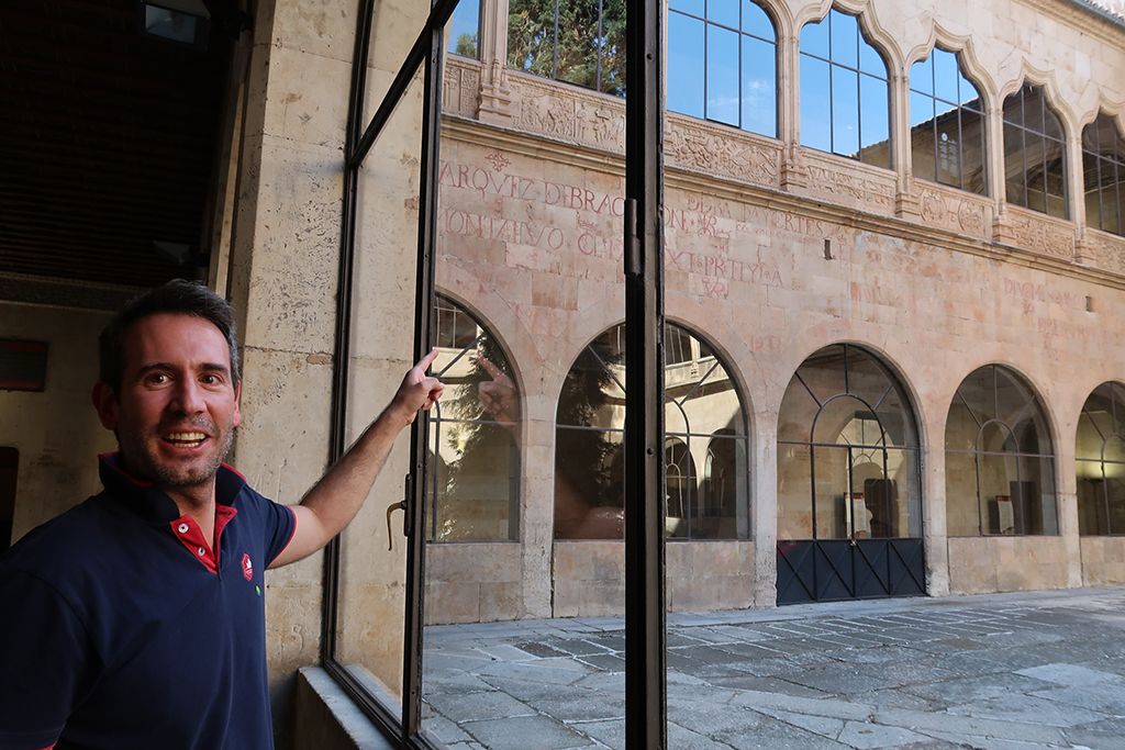 Miguel García, restaurador y pintor de Vítores en la Universidad de Salamanca.