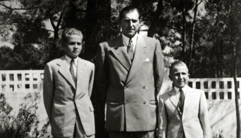 Juan Carlos de Borbón, junto a su padre Juan y su hermano Alfonso 