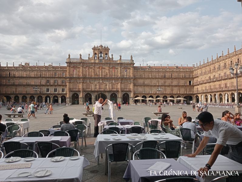 Dos camareros en una terraza de la Plaza Mayor. (Archivo)
