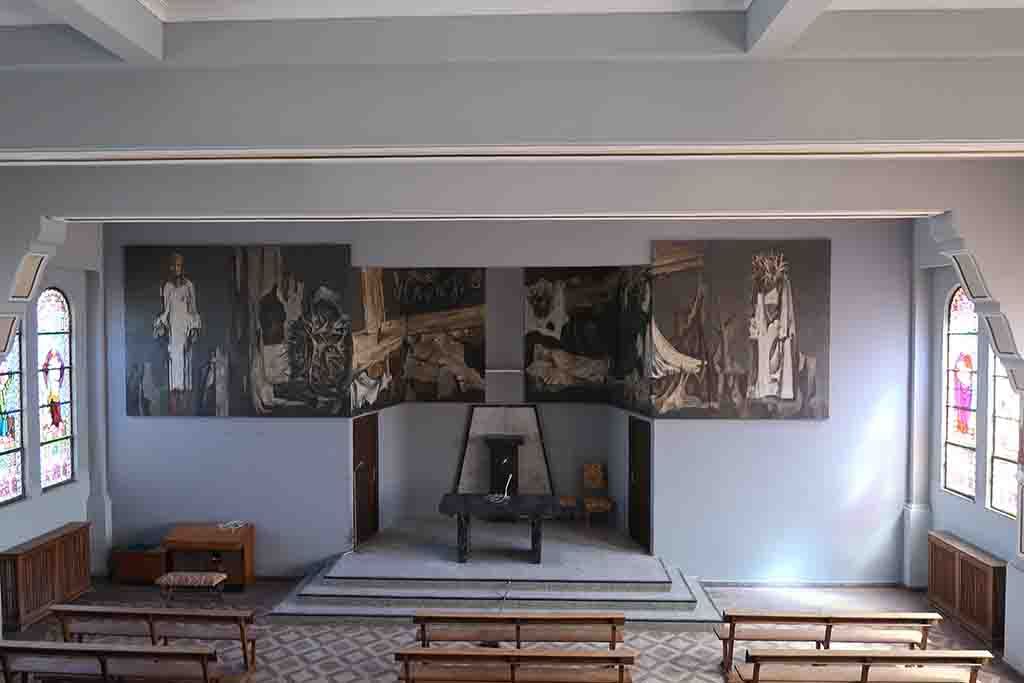 La capilla de Los Montavos con el mural de Genaro de No al fondo. 