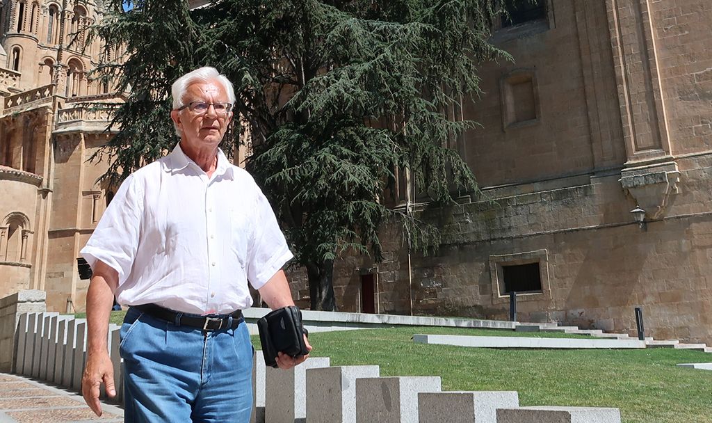 Emilio de Miguel, en la entrada del Huerto de Calisto y Melibea.