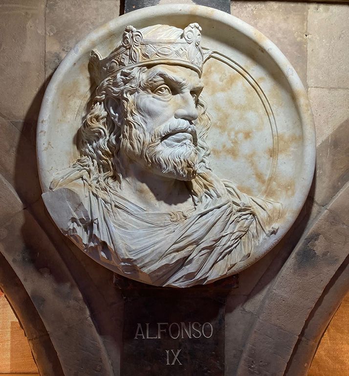 Medallón de Alfonso IX obra de Óscar Alvariño.