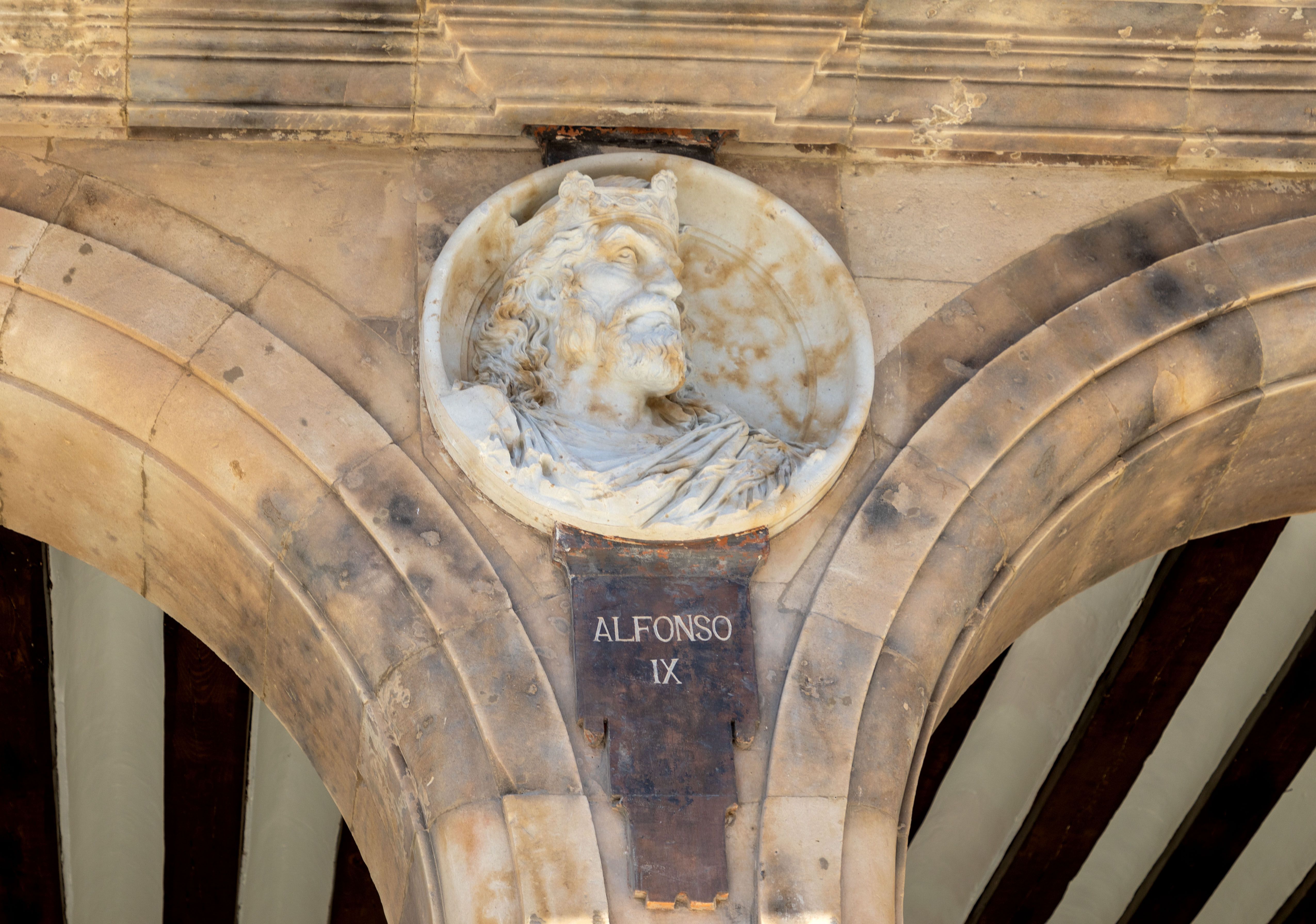 Susana Martín / ICAL. La plaza Mayor de Salamanca acoge el acto de descubrimiento del medallón de Alfonso IX, obra del escultor madrileño Óscar Alvariño