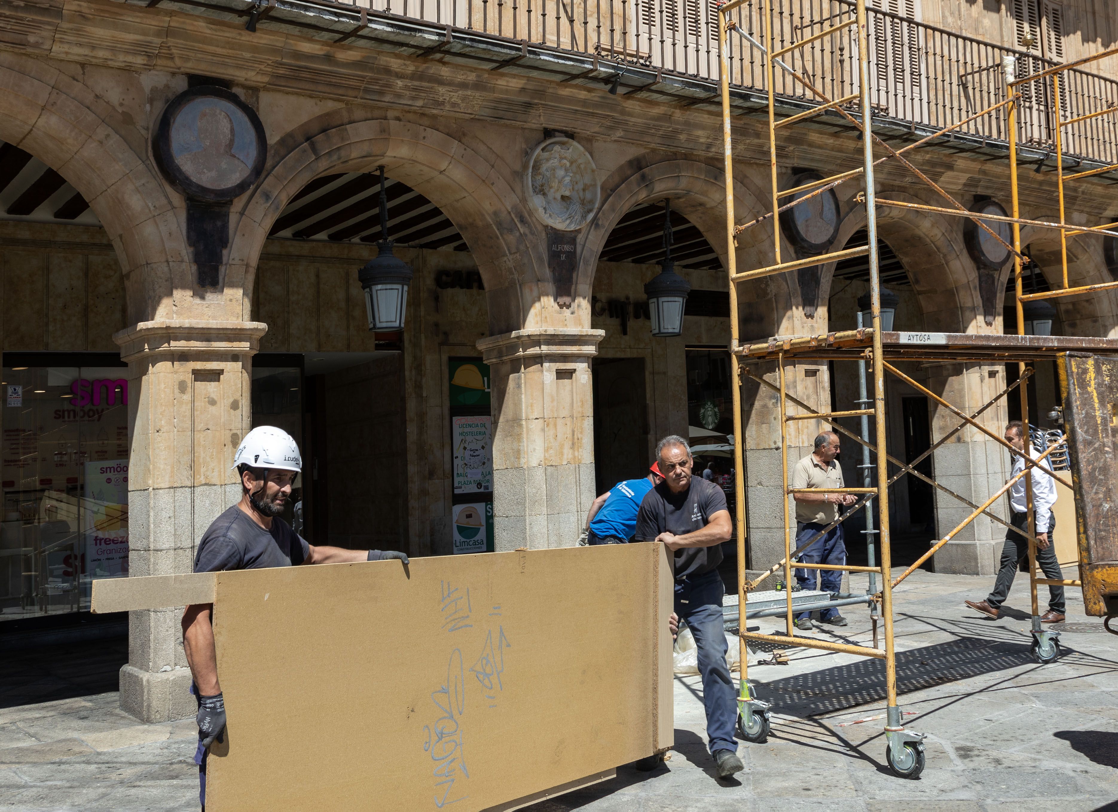 Susana Martín / ICAL. La plaza Mayor de Salamanca acoge el acto de descubrimiento del medallón de Alfonso IX, obra del escultor madrileño Óscar Alvariño