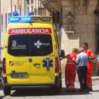 Vicente / ICAL . Una ambulancia en una calle de Ciudad Rodrigo. (ARCHIVO)