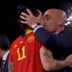Luis Rubiales besa a Jennifer Hermoso.