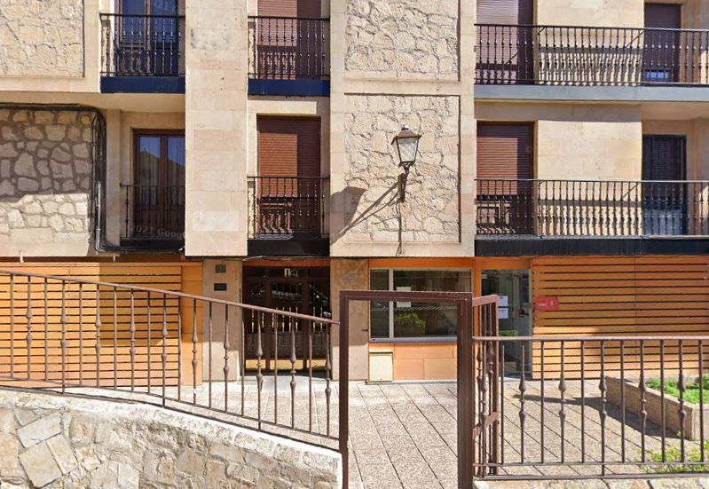 Los ultras arrancan la placa de metacrilato de la fachada de las dependencias socialistas en la calle San Blas