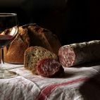 Pan, vino y salchichón. Imagen. Pixabay.
