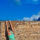 Una corredora subiendo una pared. Imagen de Mike Foster en Pixabay