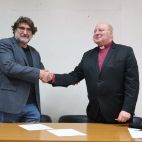Julio Fernández, presidente de la Asociación Memoria y Justicia de Salamanca, y Carlos López, obispo de la Iglesia Evangélica.