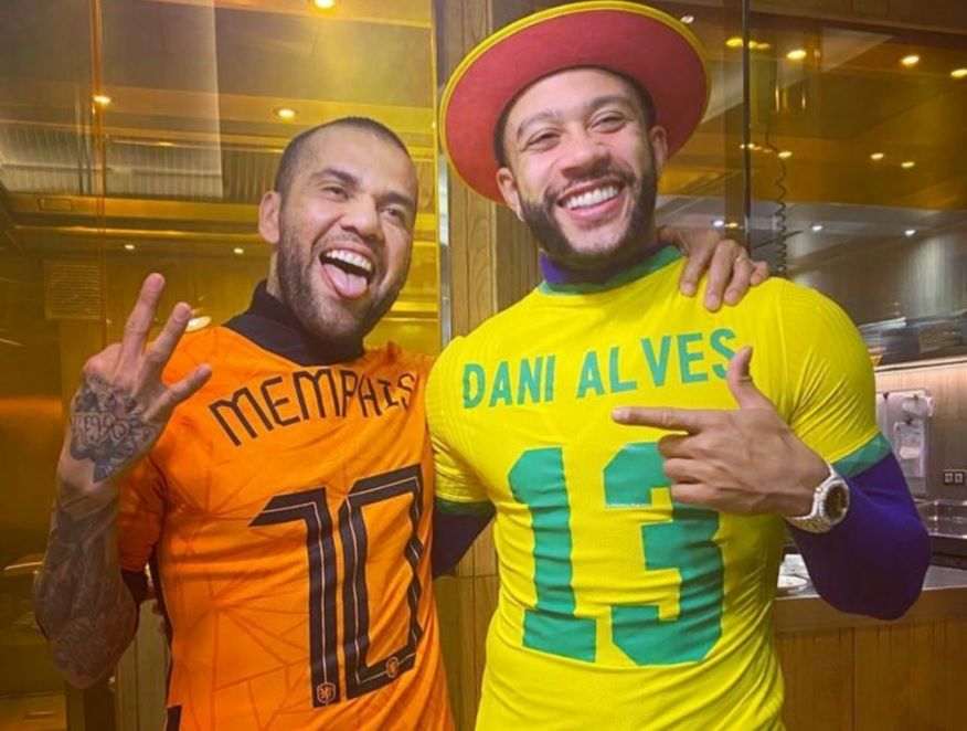 Dani Alves y Memphis Depay