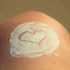 Un corazón hecho con crema. Pixabay. 