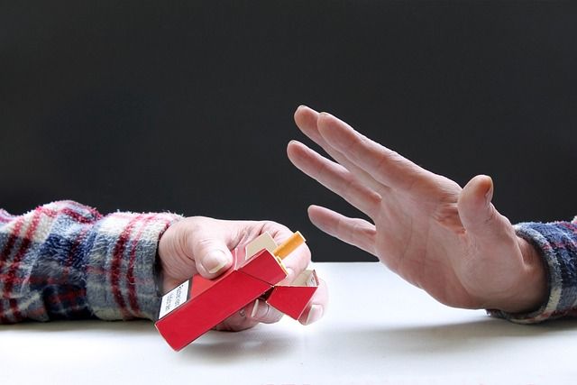 Una persona ofrece un cigarro y otra lo rechaza. Imagen de Gundula Vogel en Pixabay
