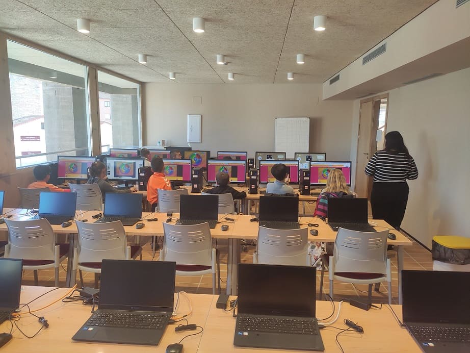 Alumnos en el Aula de Informática de Carbajosa de la Sagrada