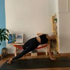 Marta Corrionero, maestra de Yoga Ganesha, muestra las ventajas de realizar la postura 'salvaje'.