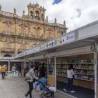 La Plaza Mayor de Salamanca acoge la 42 edición de la Feria Municipal del Libro.