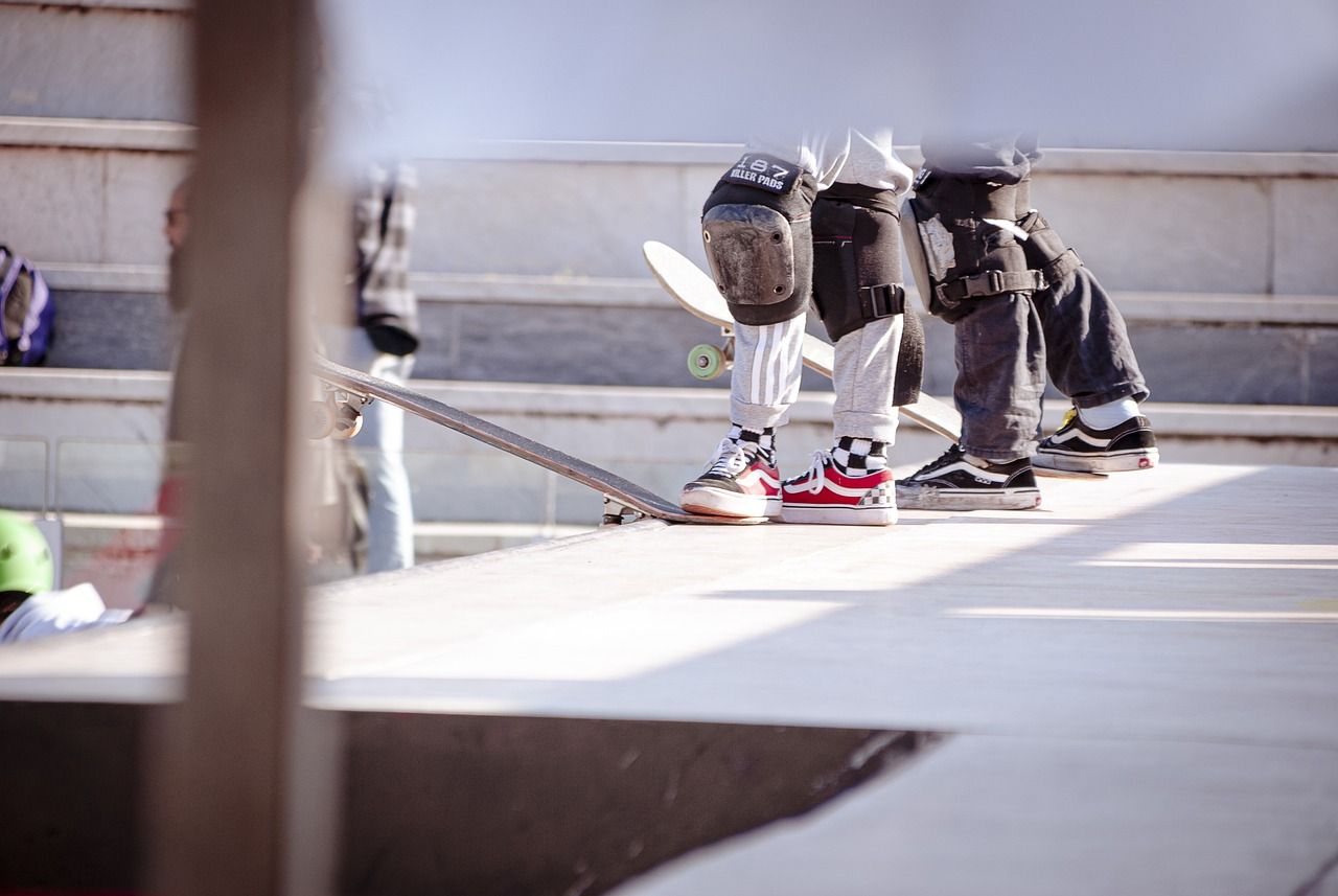 Jóvenes practicando skate. Imagen de Andrea Toxiri en Pixabay