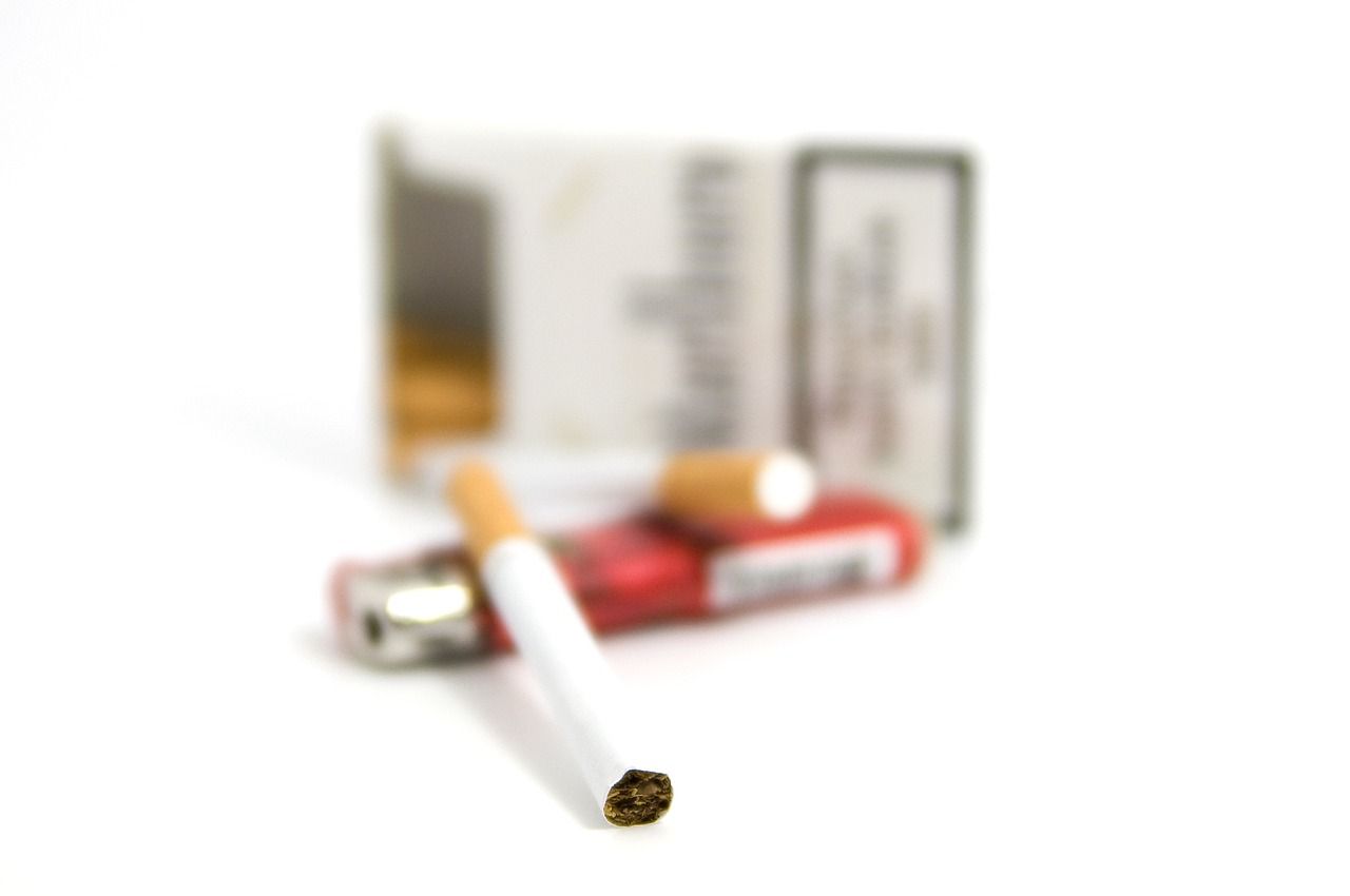 Un paquete de tabaco, un mechero y un cigarro. Imagen de tel15202 en Pixabay