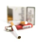 Un paquete de tabaco, un mechero y un cigarro. Imagen de tel15202 en Pixabay