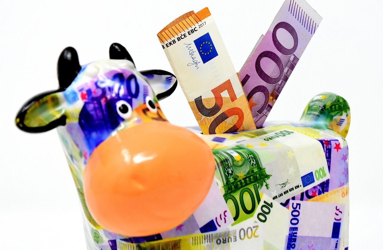 Una hucha con dinero. Imagen de Alexa en Pixabay
