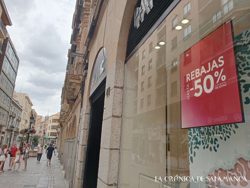 Rebajas verano en un establecimiento de la calle Toro. 