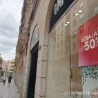 Rebajas verano en un establecimiento de la calle Toro. 