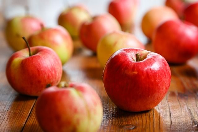 Unas manzanas. Imagen de alandsmann en Pixabay