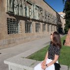 Amparo Núñez López, hija del escultor José Luis Núñez Solé, mirando el friso de la Facultad de Ciencias de la Universidad de Salamanca.