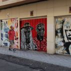 Pedro Blanco paseando por una de las calles del barrio del Oeste.