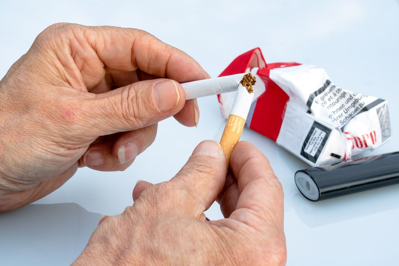 Una persona rompe el último cigarro. Imagen de Myriams-Fotos en Pixabay