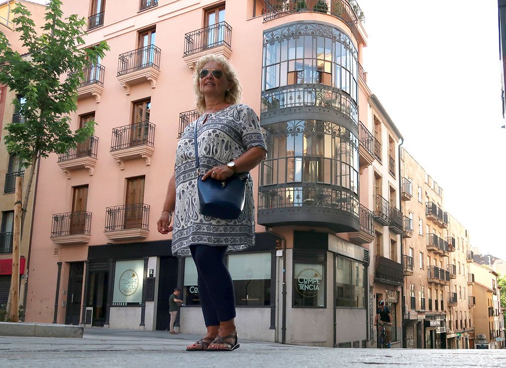 Pilar Sánchez, con el primer mirador que fotografió en la calle San Justo. Pilar Sánchez, con el primer mirador que fotografió en la calle San Justo.