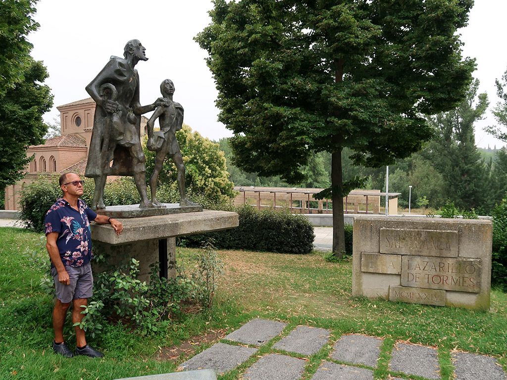 José Luis Blanco, en la estatua de El Ciego y el Lazarillo, obra de Agustín Casillas. José Luis Blanco, en la estatua de El Ciego y el Lazarillo, obra de Agustín Casillas.
