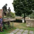 José Luis Blanco, en la estatua de El Ciego y el Lazarillo, obra de Agustín Casillas.
