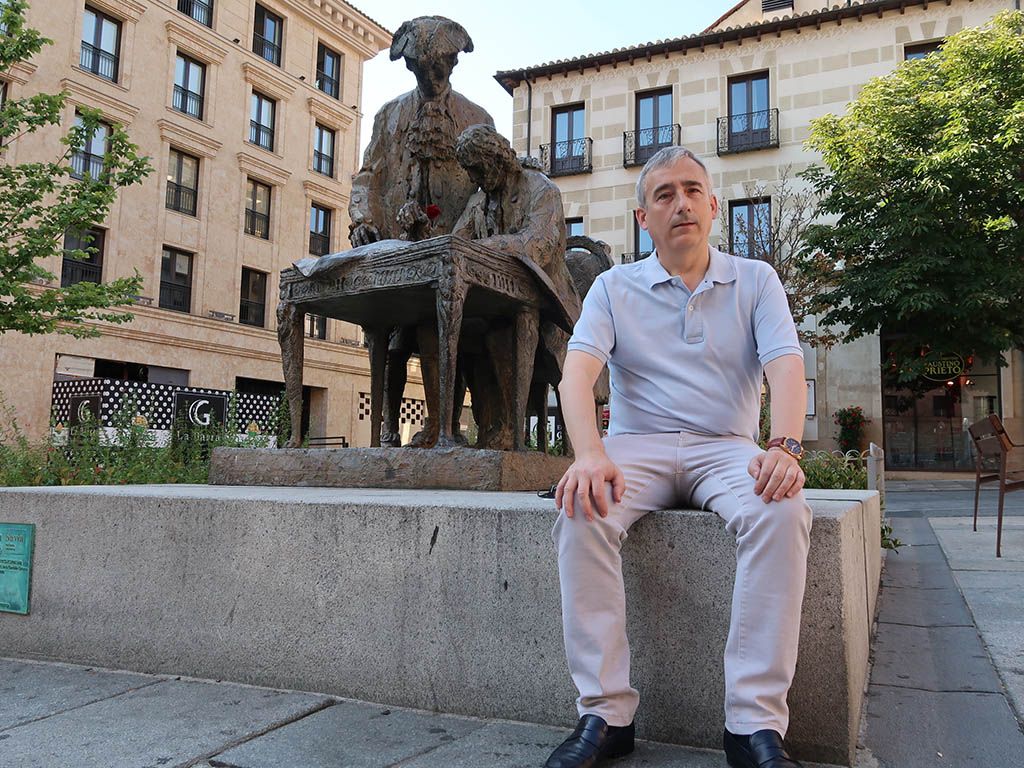 Javier Blázquez sentado en la escultura del Conde de Francos y Churriguera. Javier Blázquez sentado en la escultura del Conde de Francos y Churriguera.