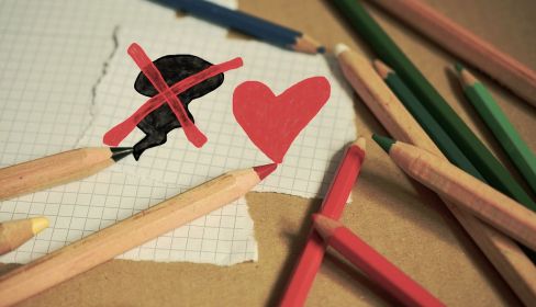 Un corazón rojo pintado. Imagen de congerdesign en Pixabay