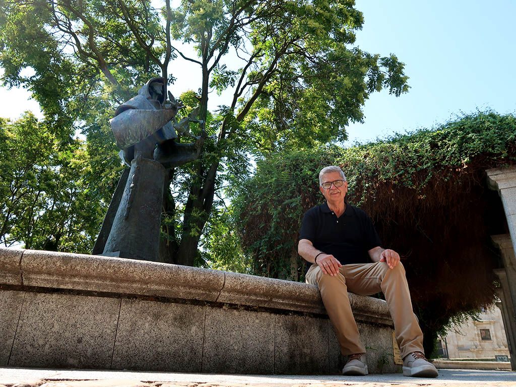 Francisco Blanco, junto al San Francisco de Asís obra de Venancio Blanco. Francisco Blanco, junto al San Francisco de Asís obra de Venancio Blanco.
