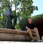 Francisco Blanco, junto al San Francisco de Asís obra de Venancio Blanco.
